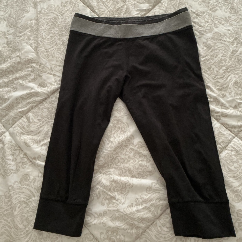 Aerie Cropped Leggings in Black with Gray Waistband